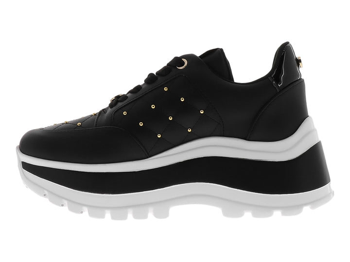 Tenis Westies negros con suela de plataforma blanca y tachuelas doradas decorativas.