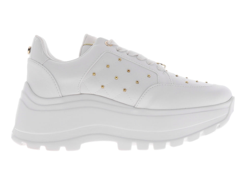 Tenis blancos de plataforma para mujer con detalles de tachuelas doradas y suela gruesa dentada.