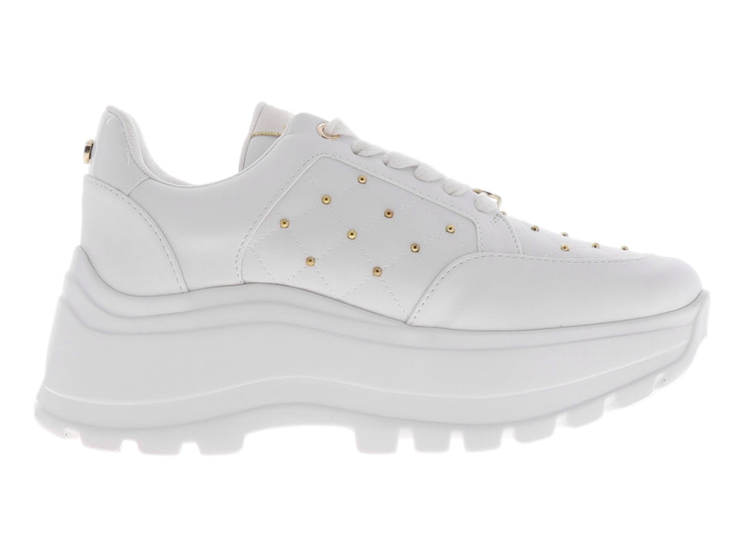 Tenis blancos de plataforma para mujer con detalles de tachuelas doradas y suela gruesa dentada.