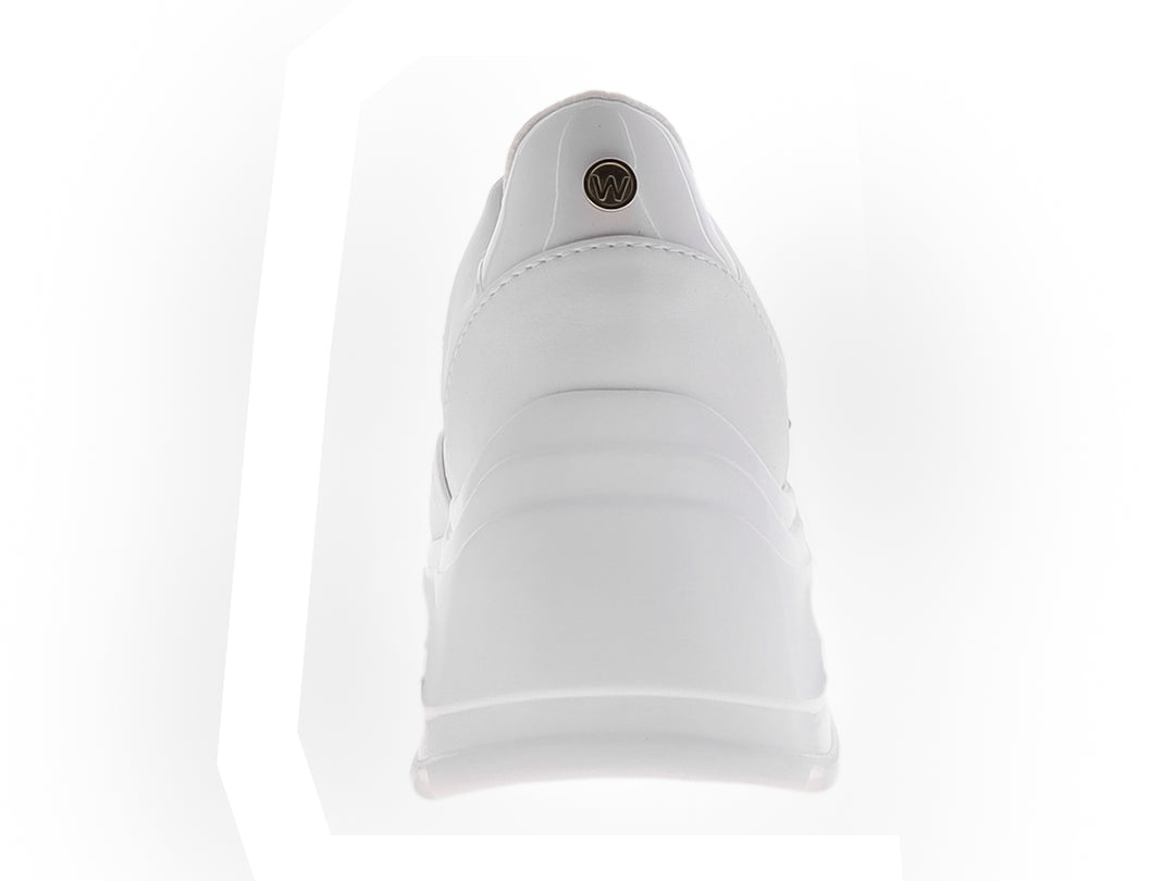 Tenis blancos de plataforma para mujer con detalles de tachuelas doradas y suela gruesa dentada.