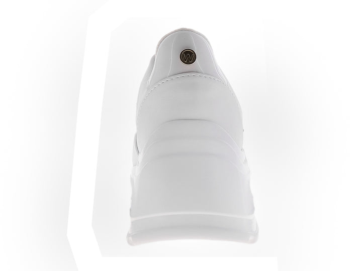 Tenis blancos de plataforma para mujer con detalles de tachuelas doradas y suela gruesa dentada.