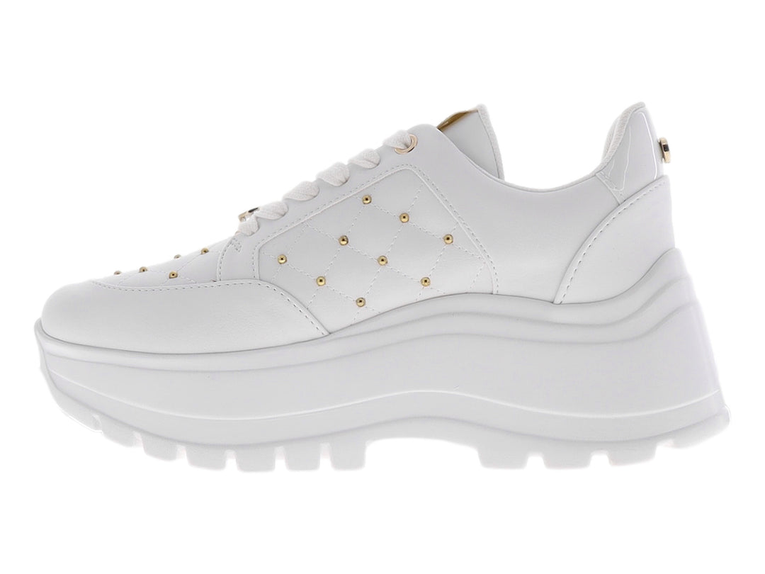 Tenis blancos de plataforma para mujer con detalles de tachuelas doradas y suela gruesa dentada.