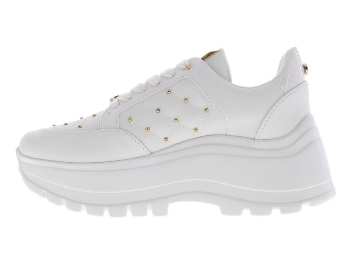 Tenis blancos de plataforma para mujer con detalles de tachuelas doradas y suela gruesa dentada.