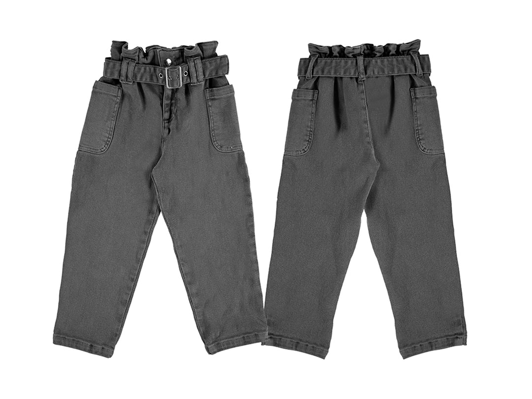 Pantalones largos slouchy color gris para niña con detalles de volantes en la cintura y hebilla decorativa.