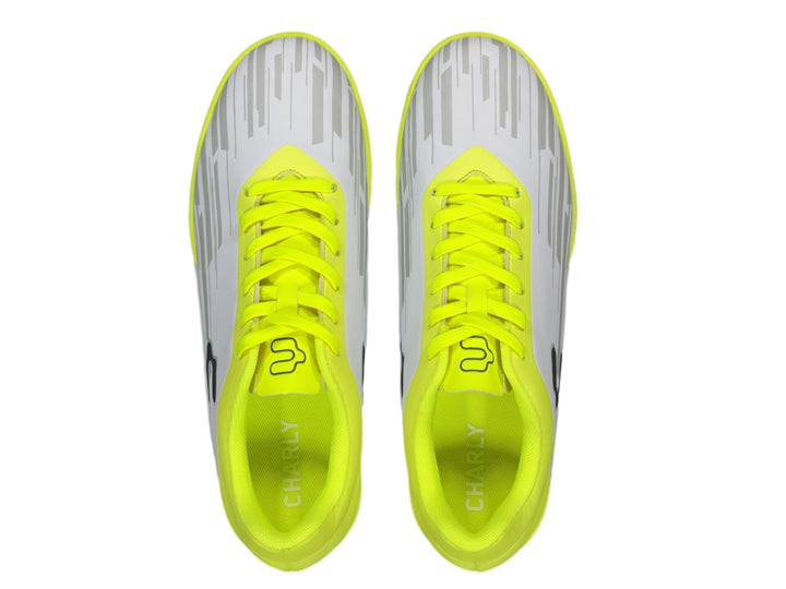 Zapato de fútbol Charly modelo 10 en colores blanco y amarillo fluorescente para superficie sintética.