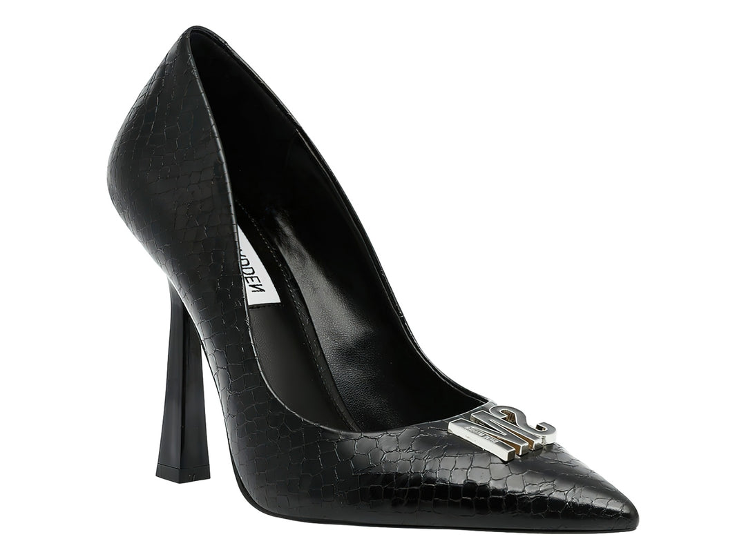 Zapato de tacón alto negro con textura de piel de serpiente y adorno metálico plateado en la punta.