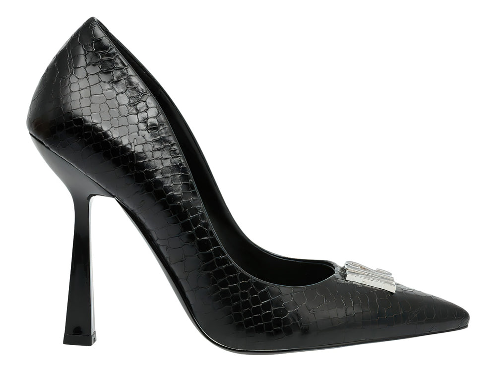 Zapato de tacón alto negro con textura de piel de serpiente y adorno metálico plateado en la punta.