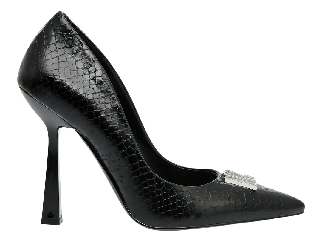 Zapato de tacón alto negro con textura de piel de serpiente y adorno metálico plateado en la punta.