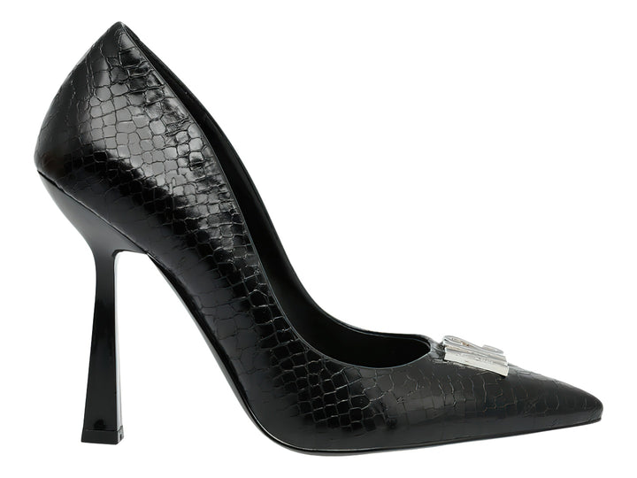 Zapato de tacón alto negro con textura de piel de serpiente y adorno metálico plateado en la punta.