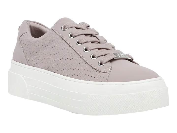 Tenis Steve Madden color rosa palo con suela de plataforma blanca y detalles perforados en el costado.