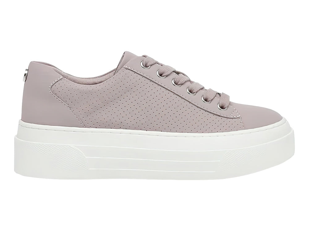 Tenis Steve Madden color rosa palo con suela de plataforma blanca y detalles perforados en el costado.