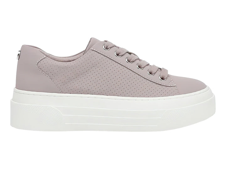 Tenis Steve Madden color rosa palo con suela de plataforma blanca y detalles perforados en el costado.