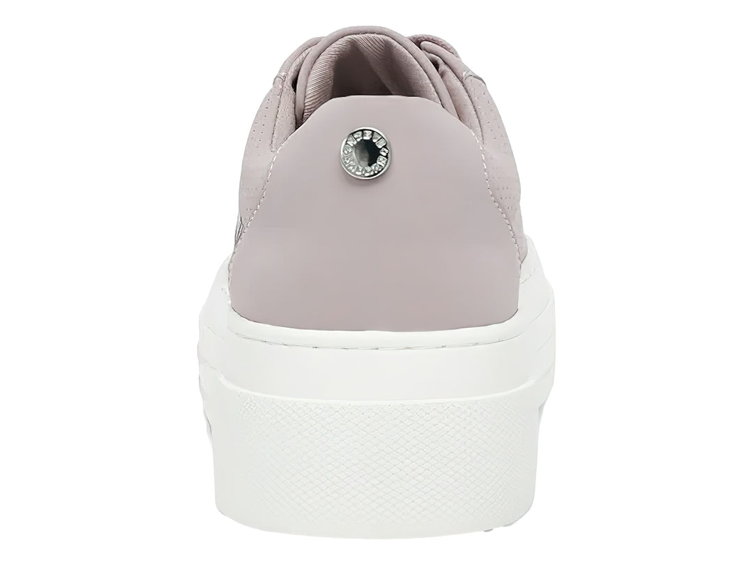 Tenis Steve Madden color rosa palo con suela de plataforma blanca y detalles perforados en el costado.