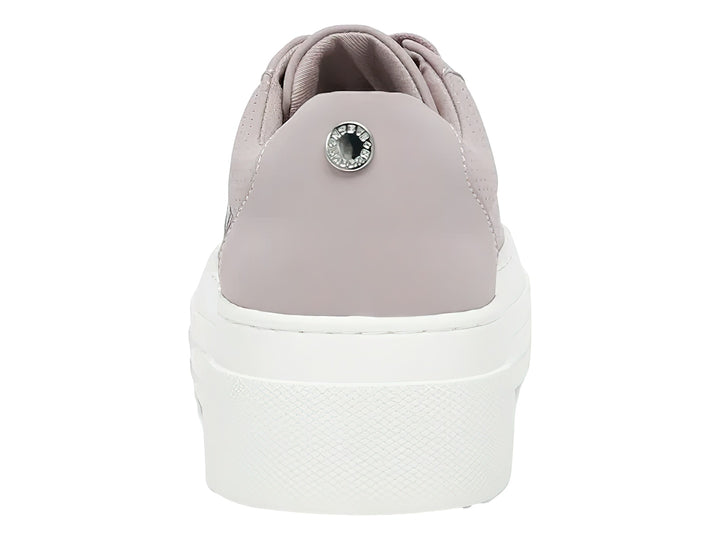 Tenis Steve Madden color rosa palo con suela de plataforma blanca y detalles perforados en el costado.