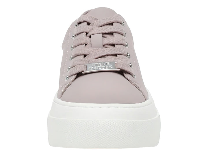 Tenis Steve Madden color rosa palo con suela de plataforma blanca y detalles perforados en el costado.
