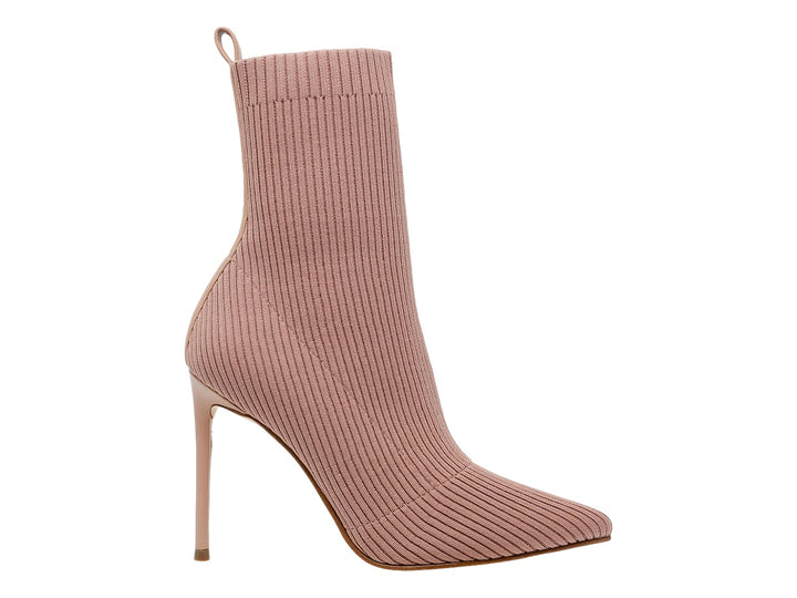 Botín Steve Madden color blush con tejido acanalado y tacón alto de aguja.