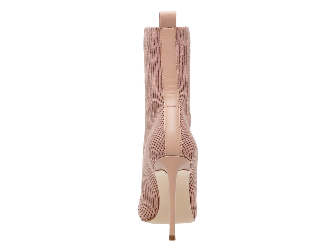 Botín Steve Madden color blush con tejido acanalado y tacón alto de aguja.