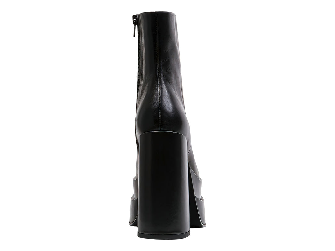 Botín negro de cuero con plataforma alta y tacón grueso.