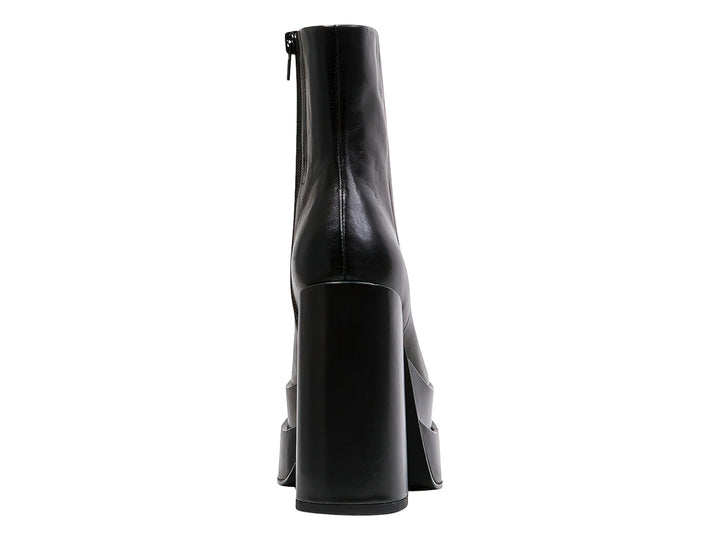Botín negro de cuero con plataforma alta y tacón grueso.