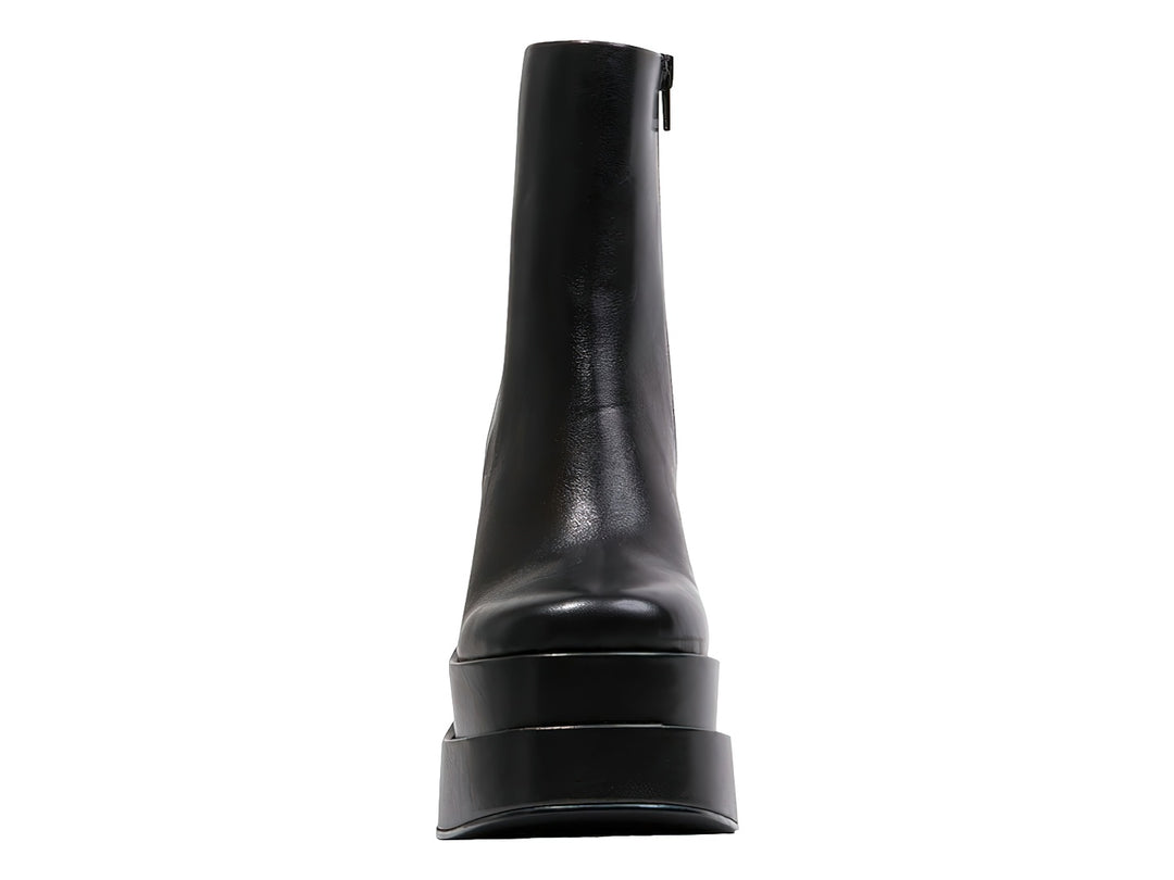 Botín negro de cuero con plataforma alta y tacón grueso.