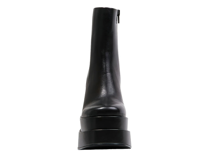 Botín negro de cuero con plataforma alta y tacón grueso.