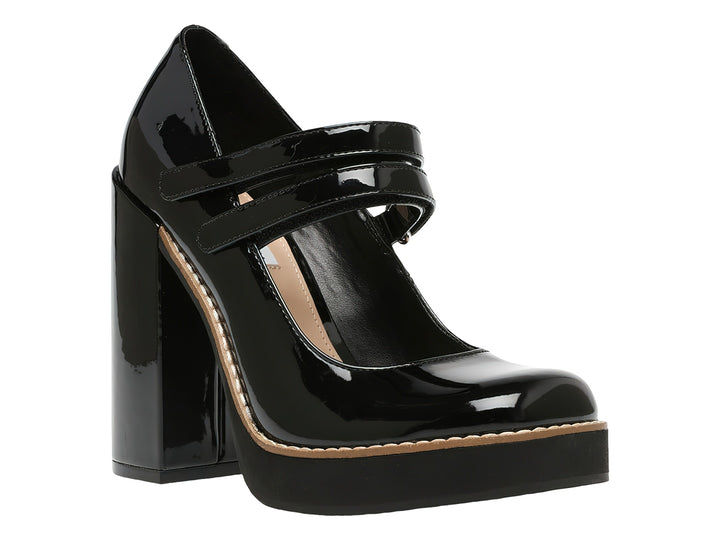 Zapato de tacón alto y plataforma en color negro brillante con correa ajustable, marca Steve Madden.