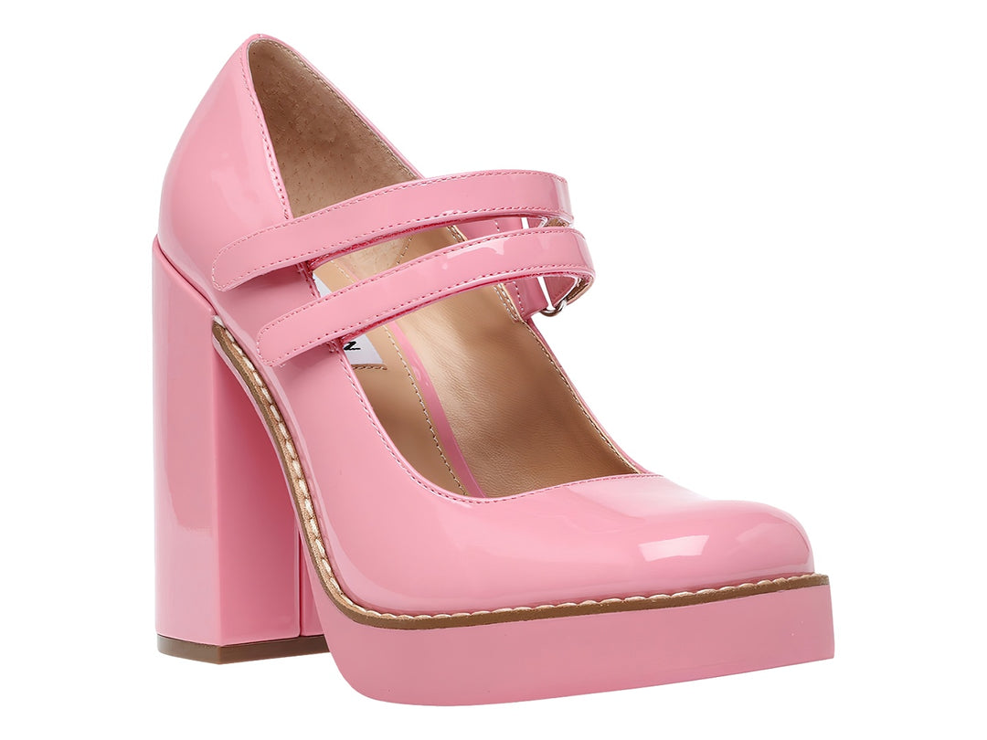 Zapato de tacón grueso y plataforma en color rosa brillante con dos correas frontales.