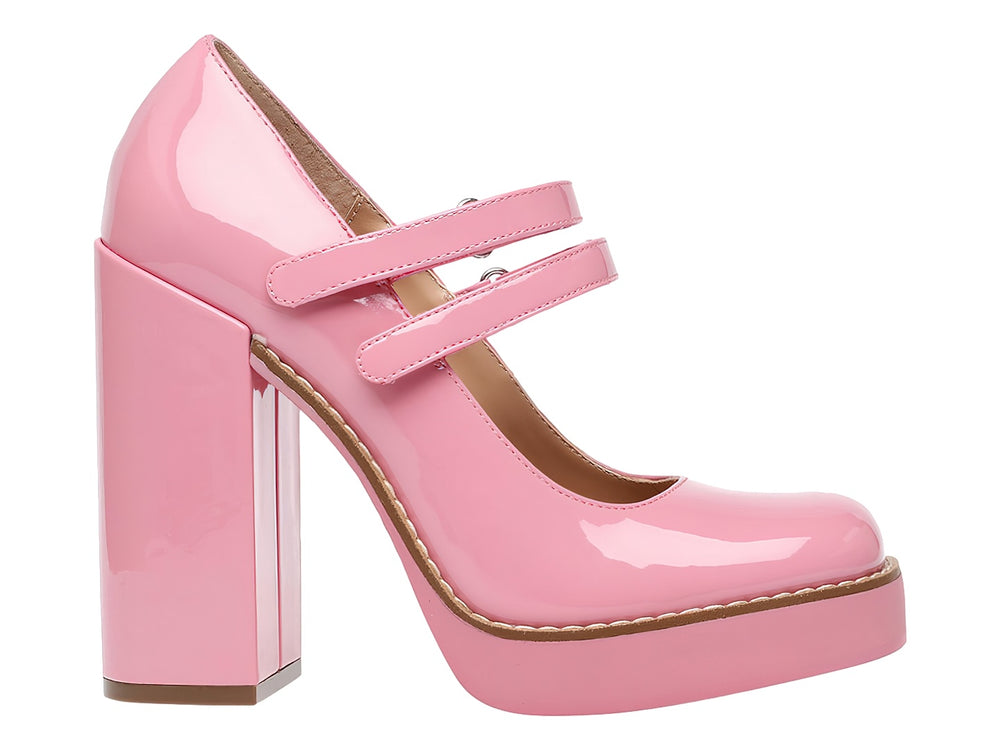 Zapato de tacón grueso y plataforma en color rosa brillante con dos correas frontales.