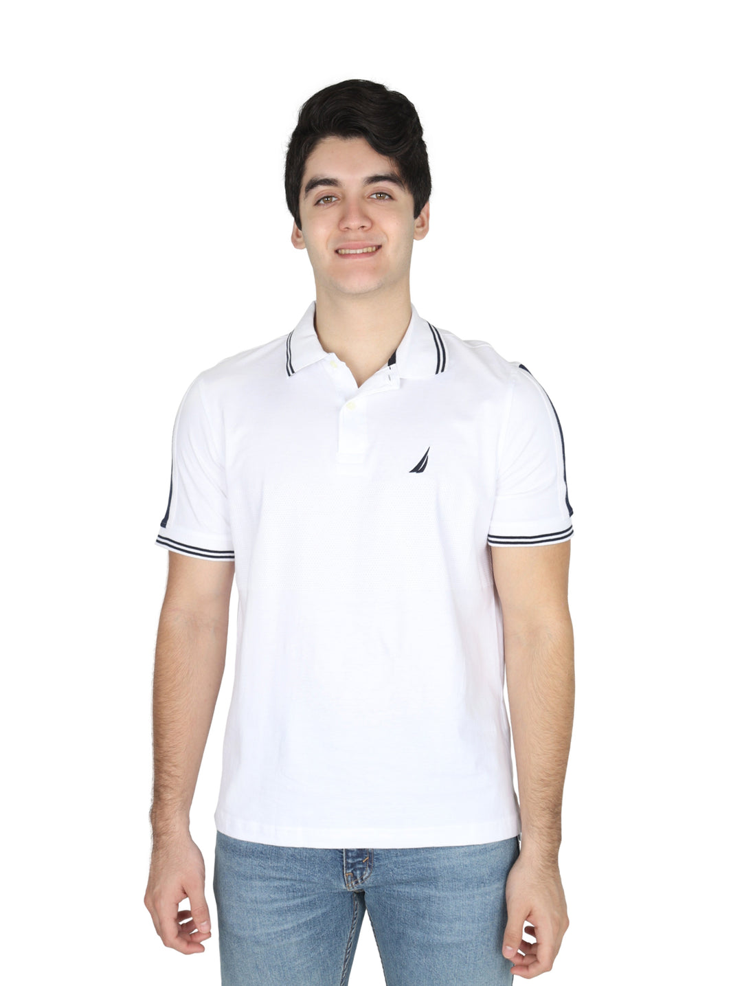 Hombre vistiendo playera polo blanca de marca Nautica con detalles en azul marino en las mangas.