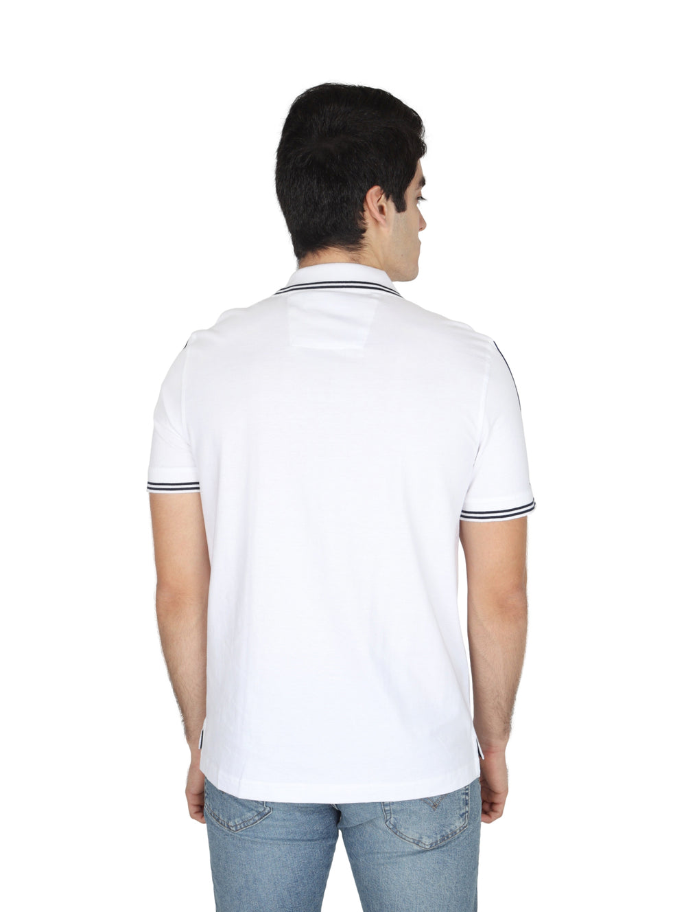 Hombre vistiendo playera polo blanca de marca Nautica con detalles en azul marino en las mangas.