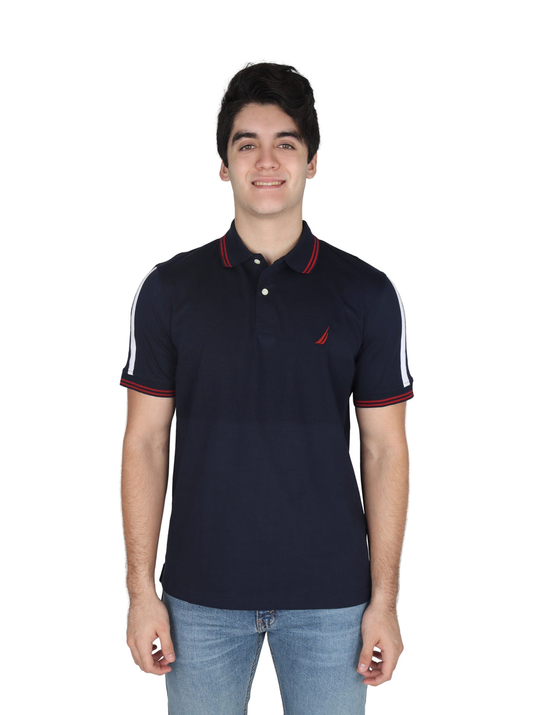 Hombre vistiendo playera polo Nautica color azul marino con detalles en blanco y rojo en mangas y cuello.