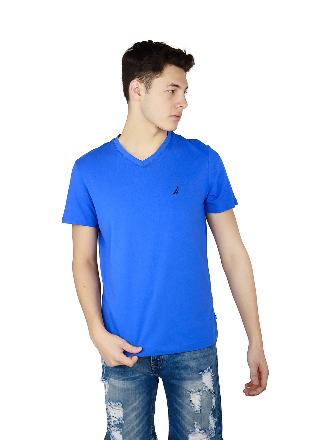 Hombre vistiendo playera Nautica color azul cobalto con cuello en V y manga corta.
