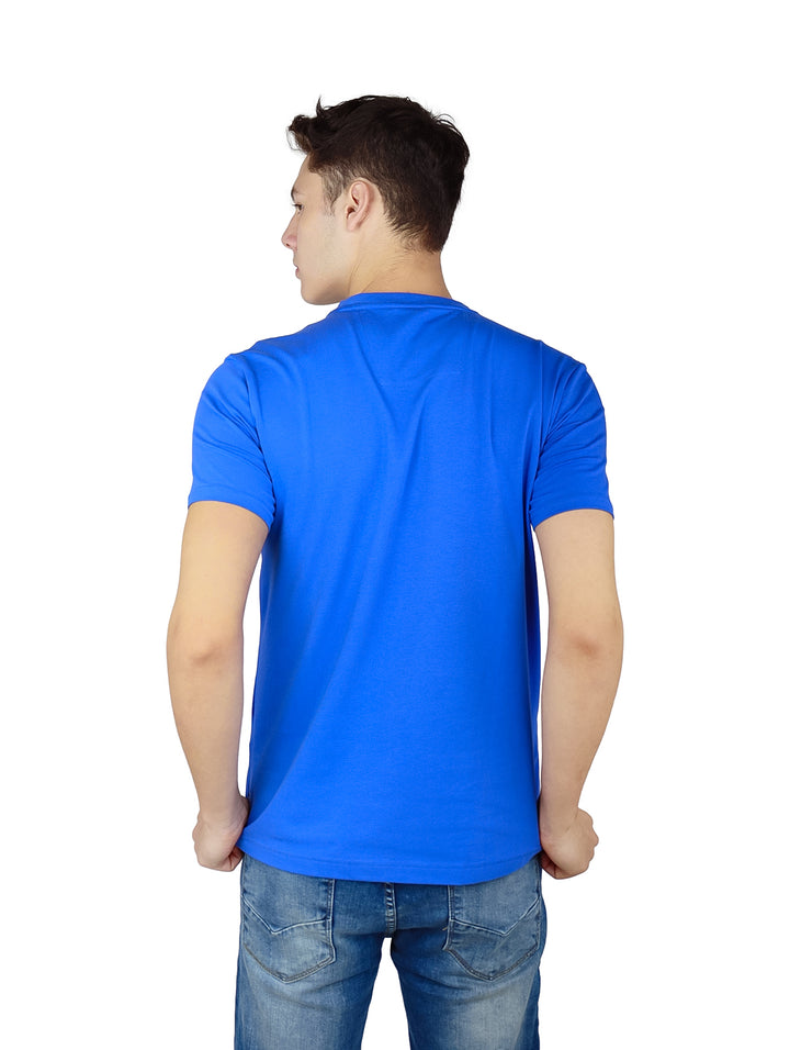 Hombre vistiendo playera Nautica color azul cobalto con cuello en V y manga corta.