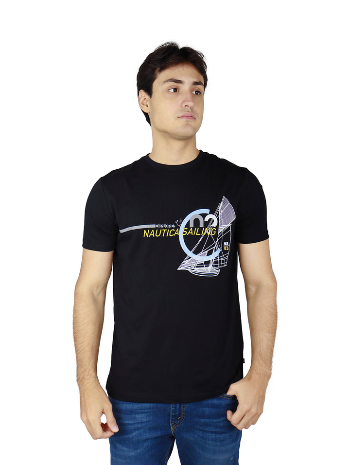 Hombre vistiendo playera negra de manga corta con estampado de Nautica Sailing en el pecho.