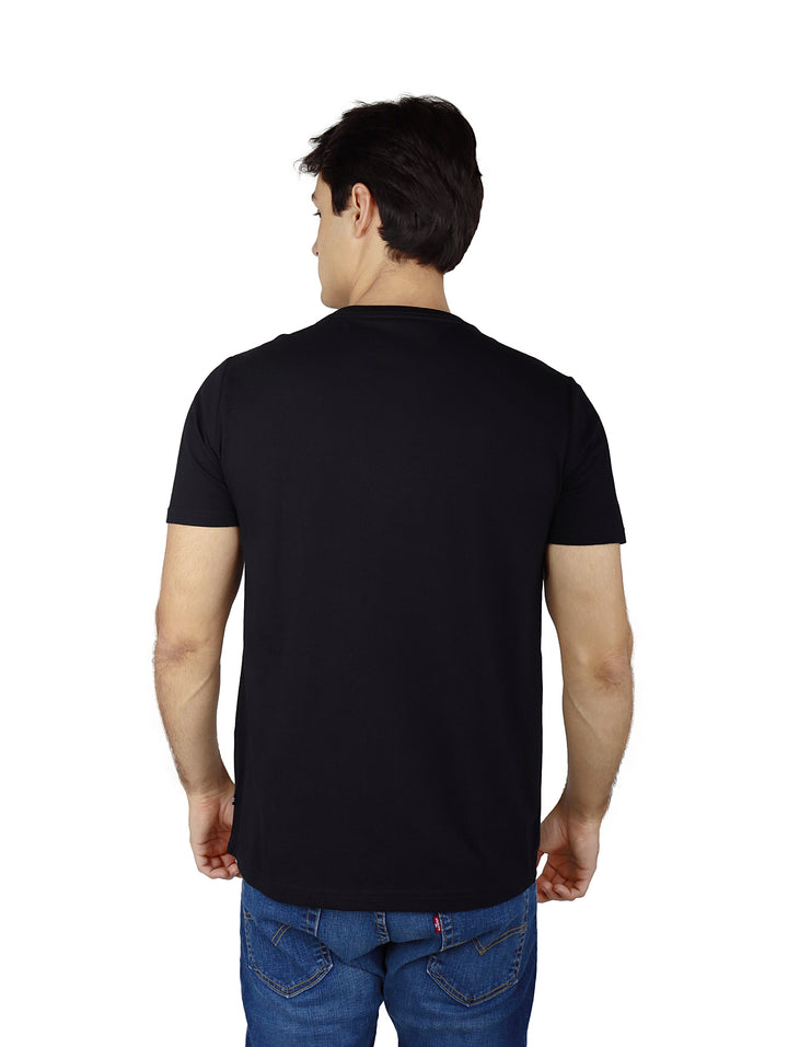 Hombre vistiendo playera negra de manga corta con estampado de Nautica Sailing en el pecho.