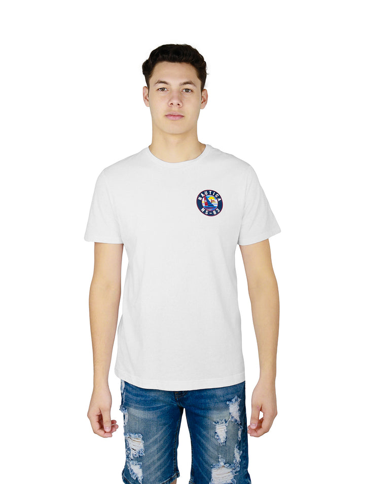 Hombre vistiendo una playera blanca de manga corta marca Nautica con un logotipo circular en el pecho.