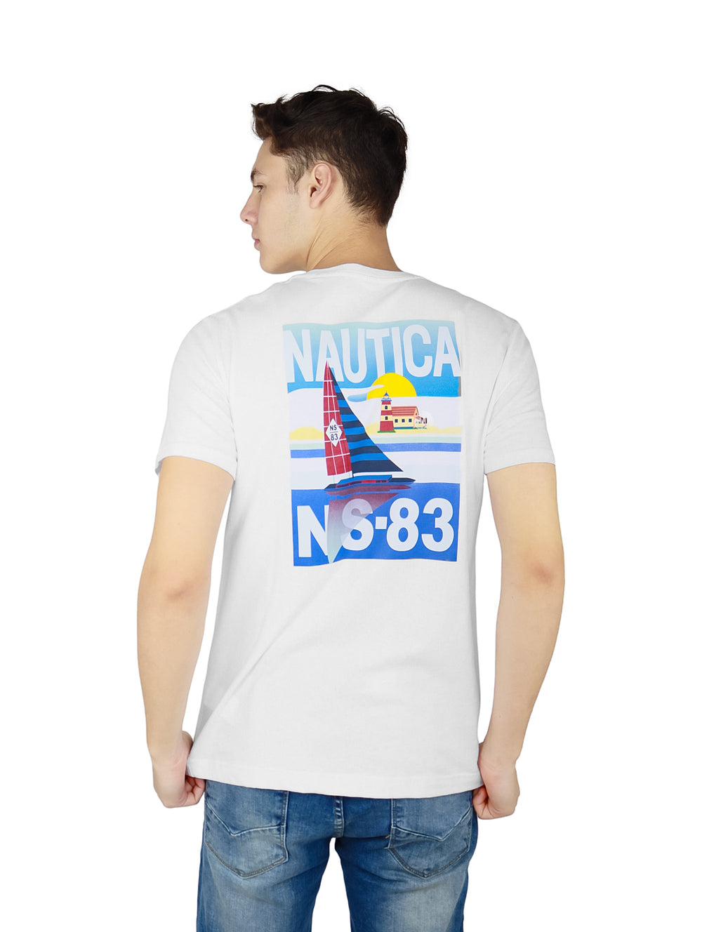 Hombre vistiendo una playera blanca de manga corta marca Nautica con un logotipo circular en el pecho.