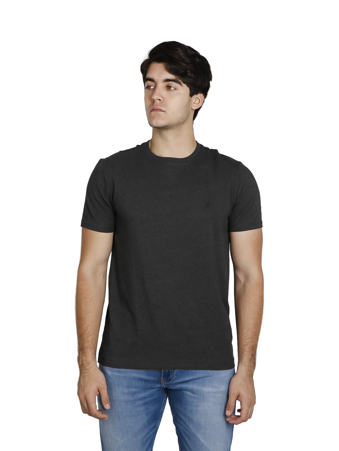 Hombre vistiendo una playera Nautica de manga corta en color gris oscuro con cuello redondo y jeans azules.