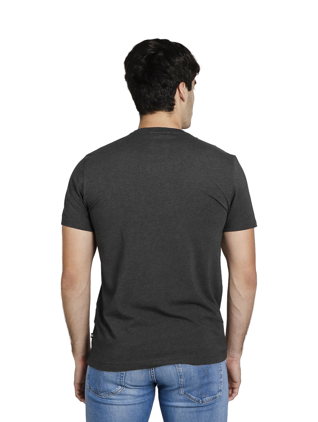 Hombre vistiendo una playera Nautica de manga corta en color gris oscuro con cuello redondo y jeans azules.