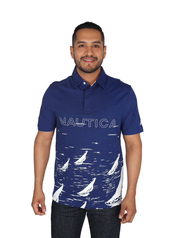 Hombre vistiendo playera polo color navy de Nautica con estampado de veleros blancos.