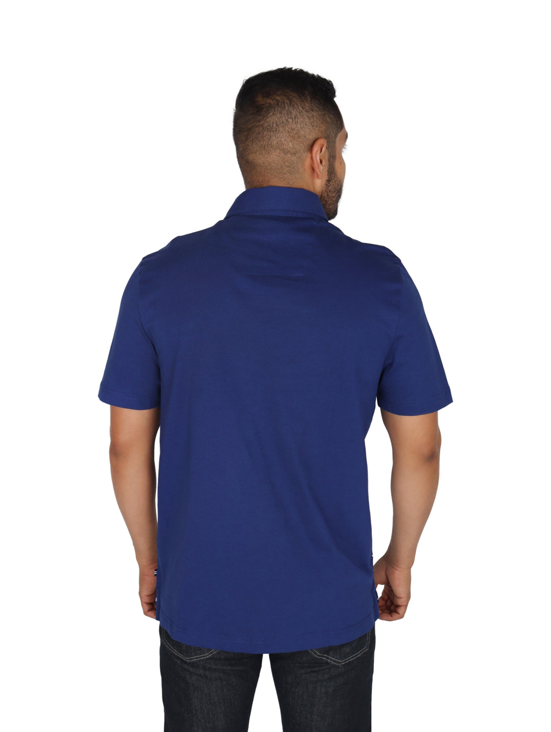 Hombre vistiendo playera polo color navy de Nautica con estampado de veleros blancos.