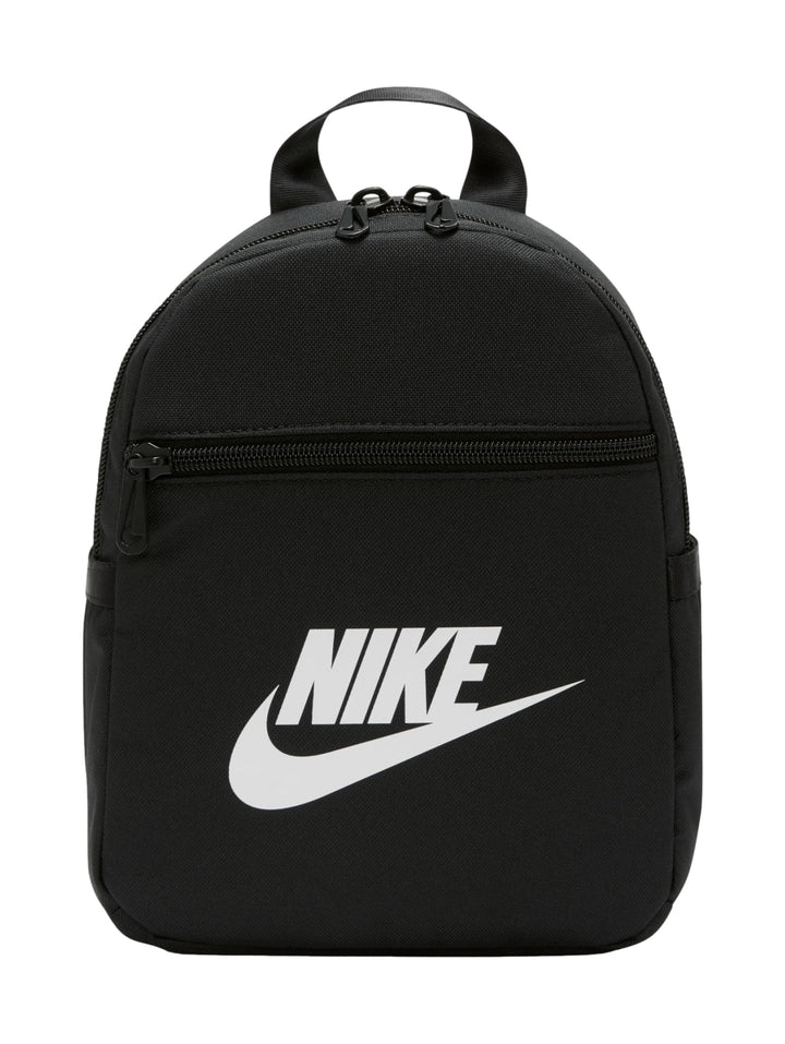Mochila mini Nike de color negro con logotipo blanco en el frente y cierre frontal.
