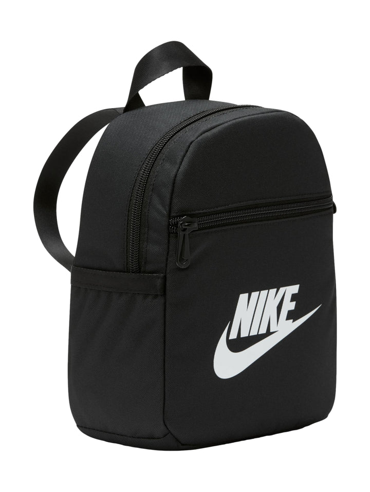 Mochila mini Nike de color negro con logotipo blanco en el frente y cierre frontal.