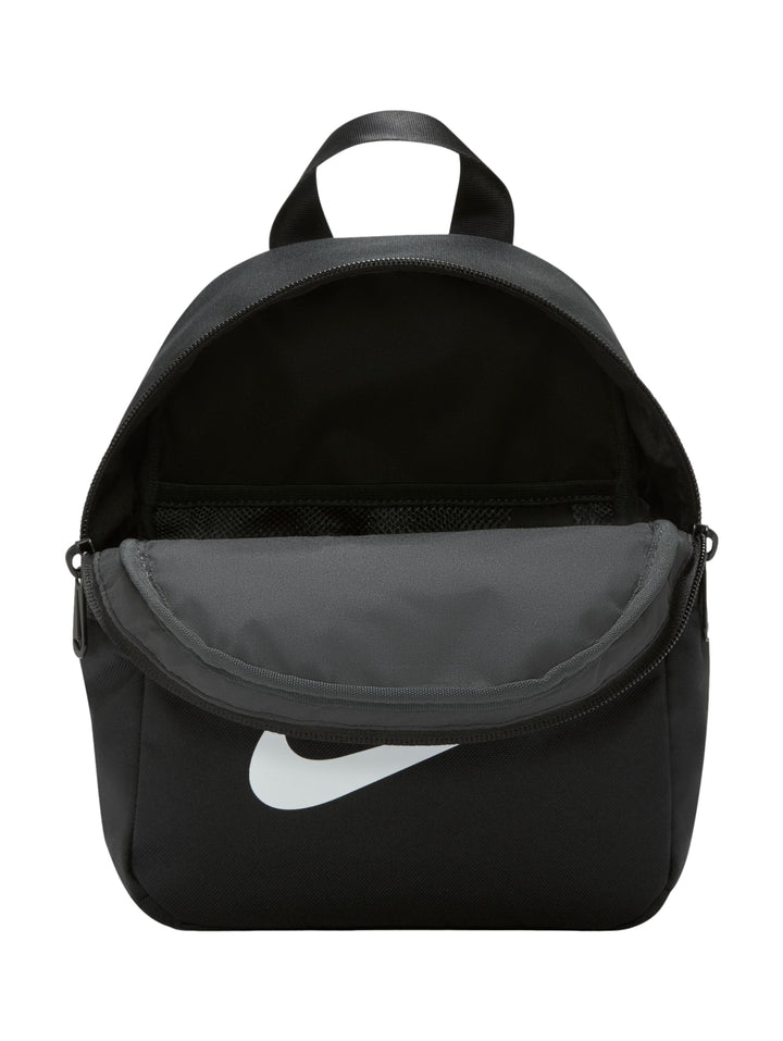 Mochila mini Nike de color negro con logotipo blanco en el frente y cierre frontal.