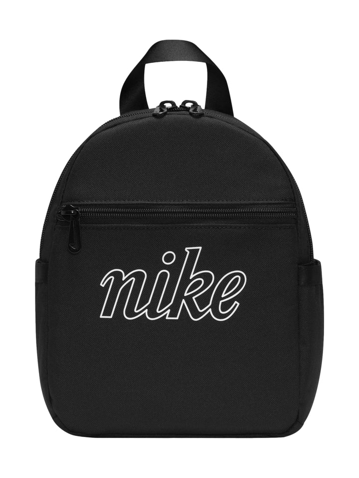 Mochila pequeña Nike de color negro con logotipo blanco en el frente y asa superior.