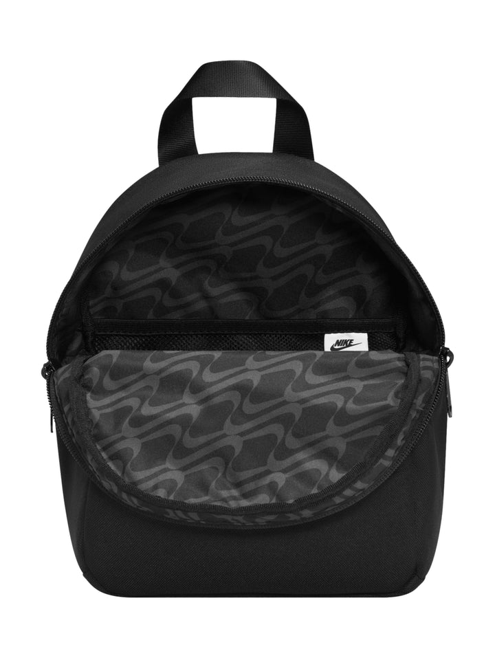 Mochila pequeña Nike de color negro con logotipo blanco en el frente y asa superior.