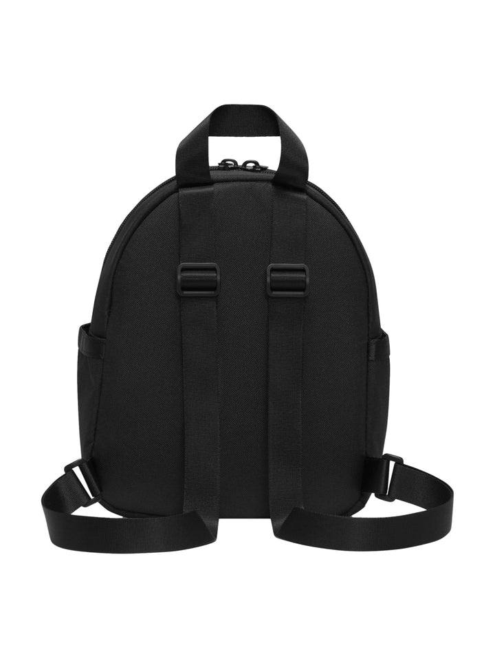 Mochila pequeña Nike de color negro con logotipo blanco en el frente y asa superior.