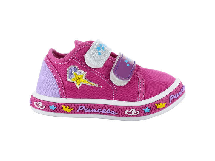 Zapato infantil color fucsia con detalles brillantes, suela blanca y adornos de coronas y estrellas.