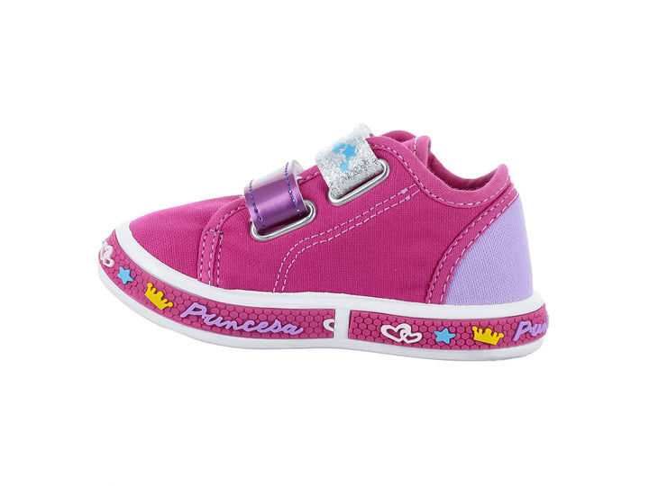 Zapato infantil color fucsia con detalles brillantes, suela blanca y adornos de coronas y estrellas.
