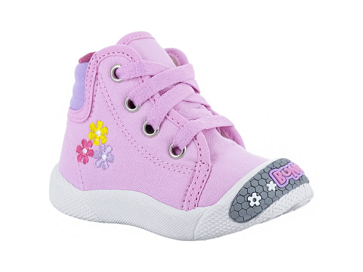 Zapato plano color rosa para niña con decoraciones de flores y suela blanca.